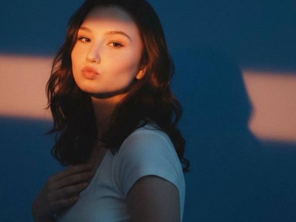 LeahLohrman's Webcam 